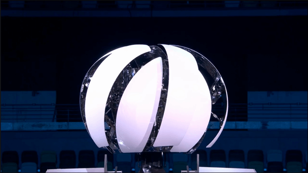 A pira olímpica deste ano foi concebida por Oki Sato como uma esfera cinética de metal reciclado (Foto: Comitê Olímpico Internacional / Reprodução)