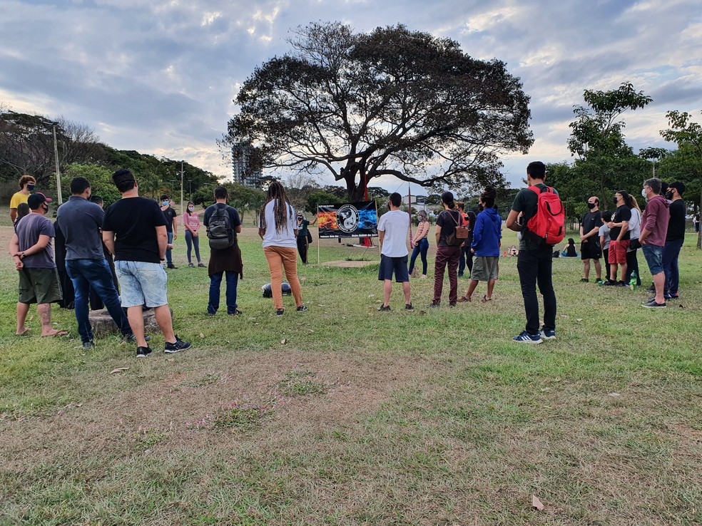 Amigos e familiares fizeram um ato em homenagem ao lutador Luiz Henrique Tomaz, na tarde deste sábado (17), no Parque do Povo, em Presidente Prudente — Foto: Gelson Netto/G1