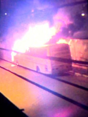 Fogo em ônibus, em Vila Velha (Foto: VC no ESTV)