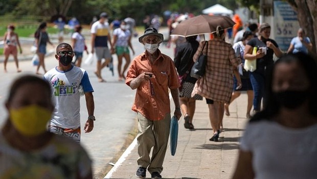 BBC- A retomada das atividades econômicas e sociais com segurança depende da vacinação completa, do uso de máscaras e da preferência por lugares abertos (Foto: Getty Images via BBC News Brasil)
