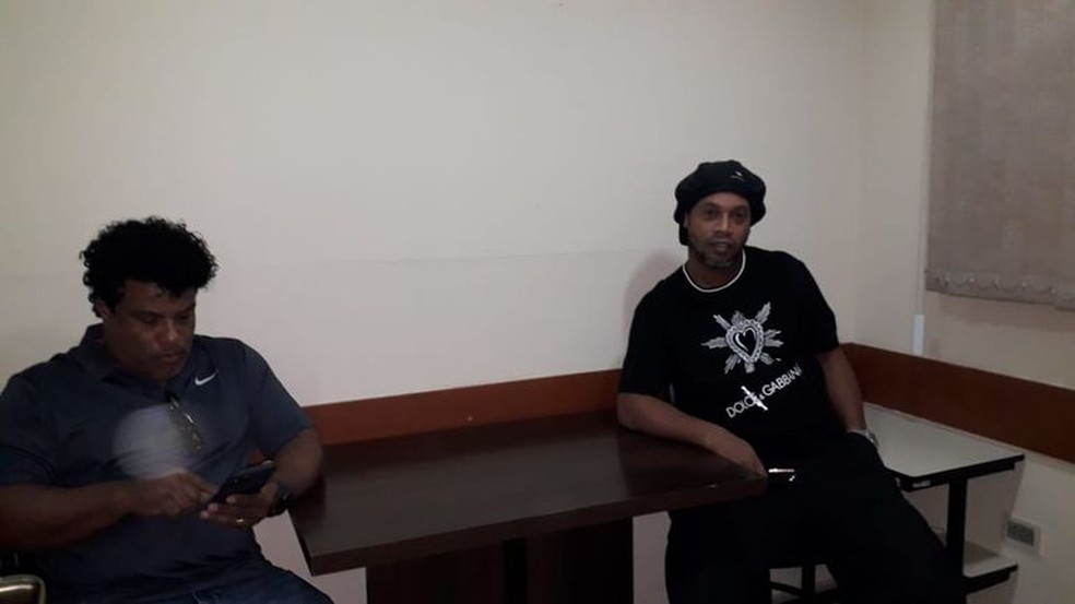 Assis e Ronaldinho na sede da Promotoria contra o Crime Organizado, em Assunção — Foto: Reprodução