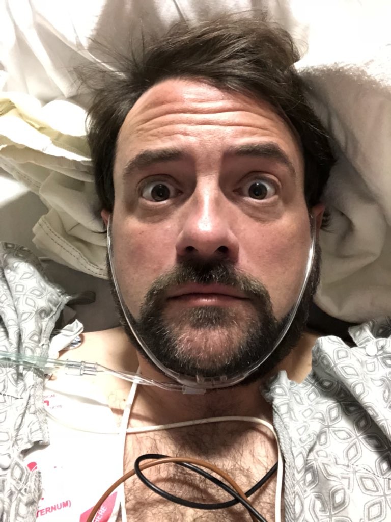 O ator e diretor Kevin Smith em uma cama de hospital após sofrer um ataque cardíaco (Foto: Twitter)