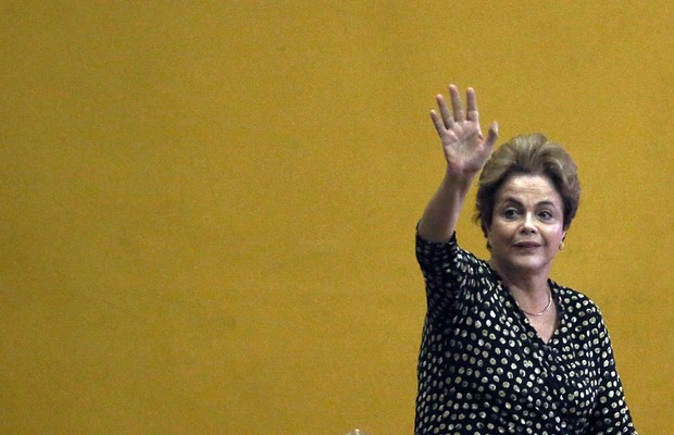 Presidente Dilma Rousseff acenando em Brasília (Foto: Mario Tama/ Getty Images)