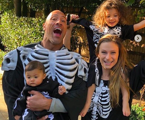 O ator Dwayne The Rock Johnson com a namorada e as duas filhas caçulas (Foto: Instagram)