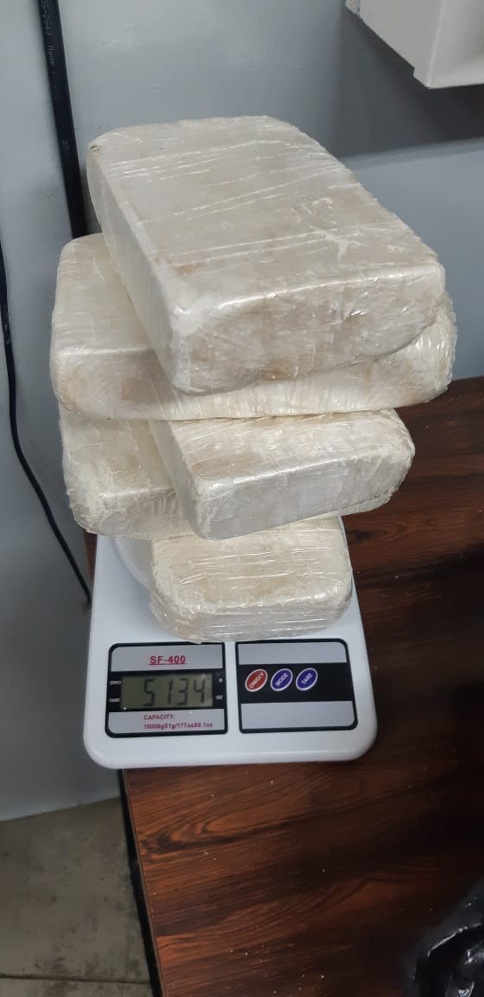 Homem é detido com 5 kg de pasta base de cocaína em ônibus na Dutra em Lavrinhas — Foto: Divulgação/ PRF