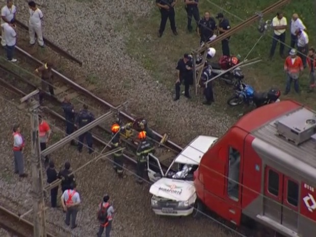 Homem-Aranha' invade trilhos de trem em São Paulo e é agredido - Notícias -  R7 São Paulo