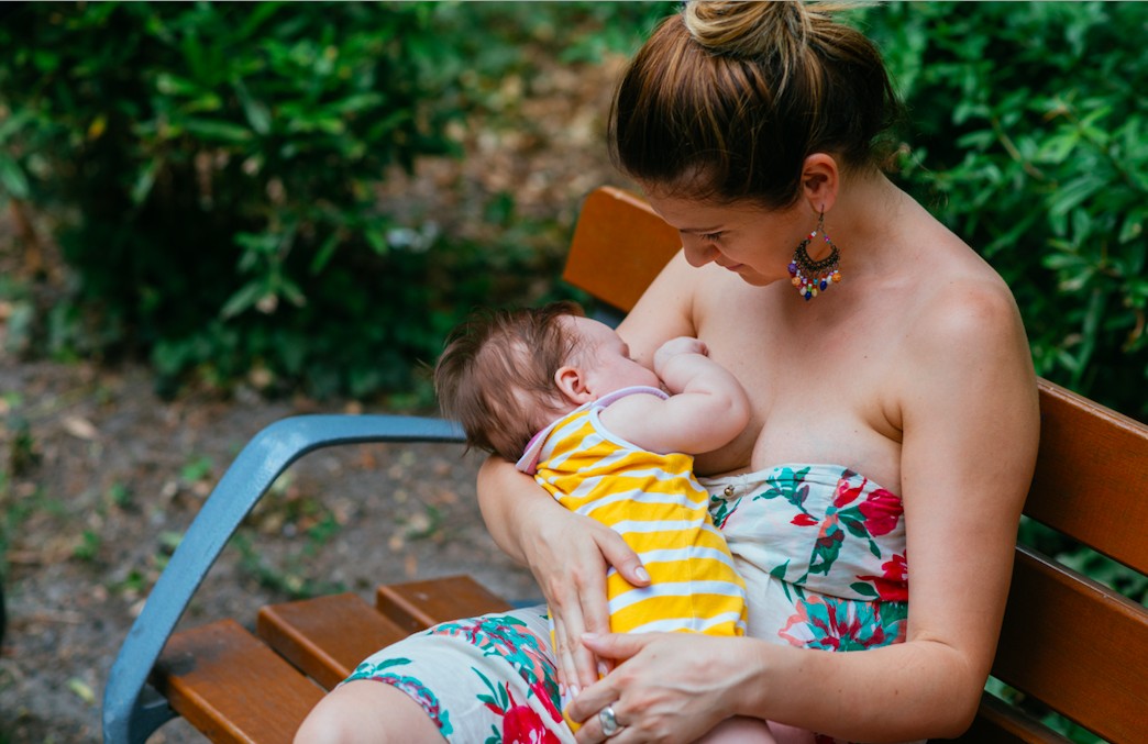 Mãe amamentando filho em parque (Foto: Getty Images) Mãe amamentando filho em parque (Foto: Getty Images)