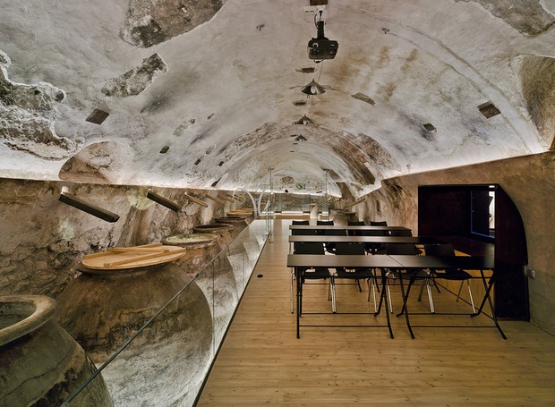 Bodega Sala de vino tradicional  Adegas em casa, Design de adega,  Garrafeira de cave