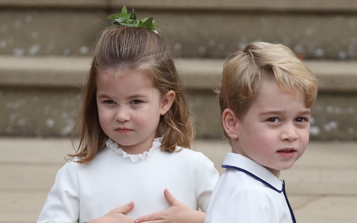 Princesa Charlotte e príncipe George estampam cartão de Natal