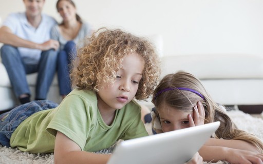 Seu filho está assistindo a desenhos animados falsos na internet? - Revista  Crescer