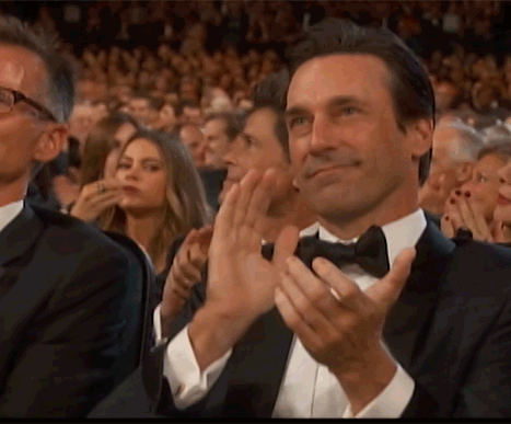Sofia Vergara come pipoca enquanto Jon Hamm aguarda o seu primeiro Emmy (Foto: reprodução)