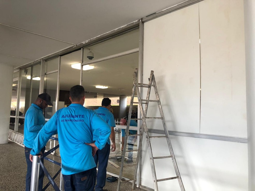 Trabalhadores trocam vidro quebrado por tapume no Senado Federal — Foto: Aline Ramos/G1