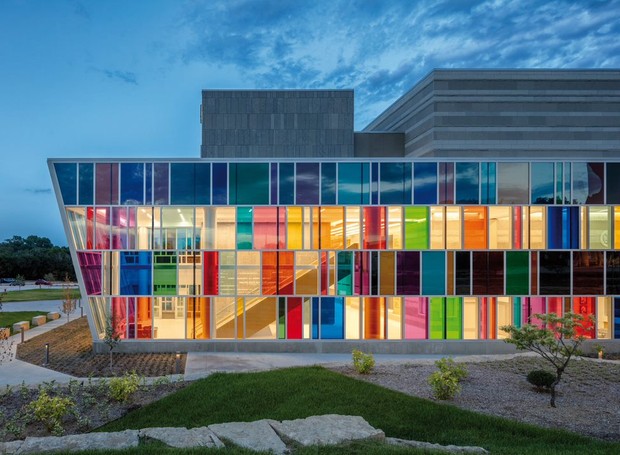 Hospital militar Omaha VA Medical Center, nos Estados Unidos, ganhou vidros coloridos em área do novo ambulatório (Foto: AJ Brown Photography/ ©LEO A DALY)