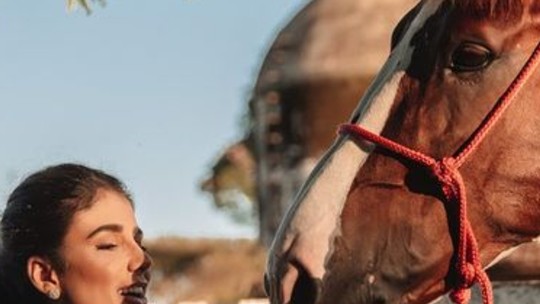 Paula Fernandes passa perrengue com cavalo e quase fica sem blusa em foto