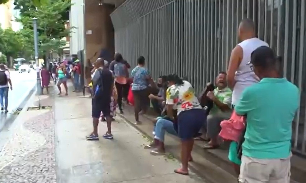 Beneficiários do Bolsa Família fazem fila em frente a secretaria de Salvador após bloqueio de benefício  — Foto: Reprodução/TV Bahia 