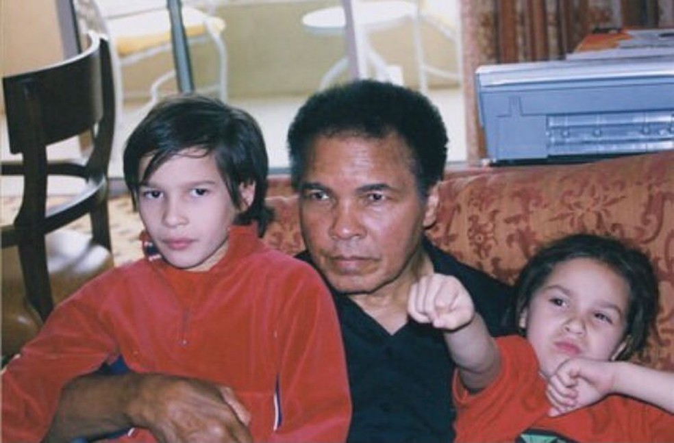 Nico Ali Walsh (direita) com o avô Muhammad Ali e o irmão mais velho Biaggio Ali Walsh (esquerda) — Foto: Reprodução/ Instagram