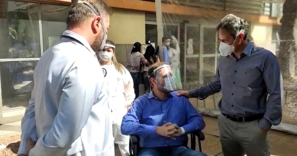 Equipe responsável pelo tratamento precisou fazer um sistema chamado ECMO, que faz o pulmão funcionar fora do corpo, de maneira artificial. — Foto: Reprodução/RBS TV