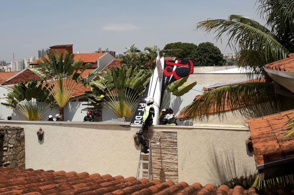 Bombeiros no local onde o avião caiu (Foto: Arquivo Pessoal)