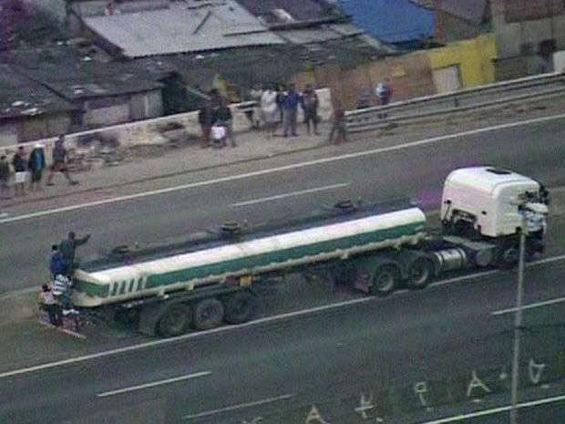 Manifestantes sobre caminhão-tanque na Rodovia Fernão Dias (Foto: Reprodução/TV Globo)