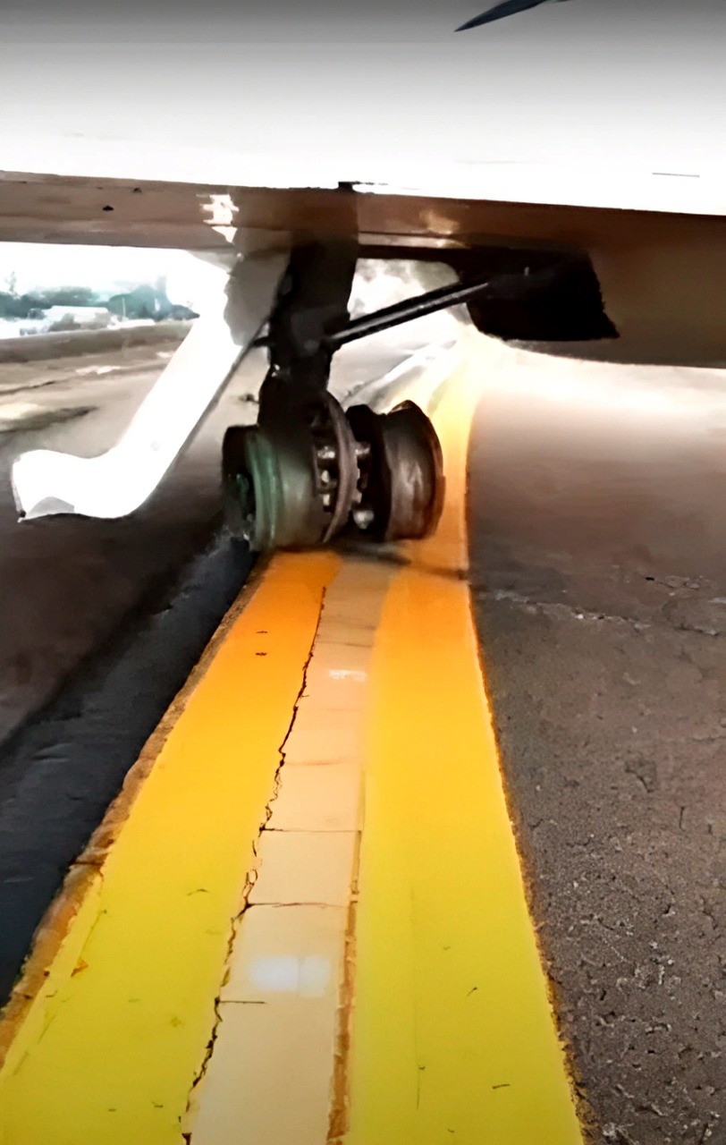 Pneu estoura e avião para rente a barranco do fim da pista do Aeroporto de Congonhas — Foto:  Foto Reprodução/Vídeo