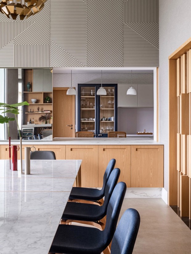 Geometria dá personalidade e amplitude a este apartamento (Foto: Renato Navarro/Divulgação)