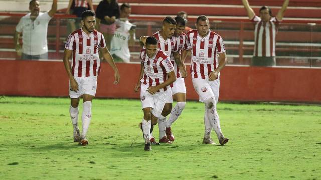 Jogadores do NÃ¡tico comemoram primeiro gol na partida