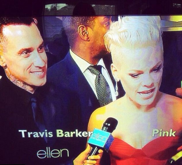 Programa de Ellen DeGeneres aponta Carey Hart como Travis Barker. (Foto: Twitter)