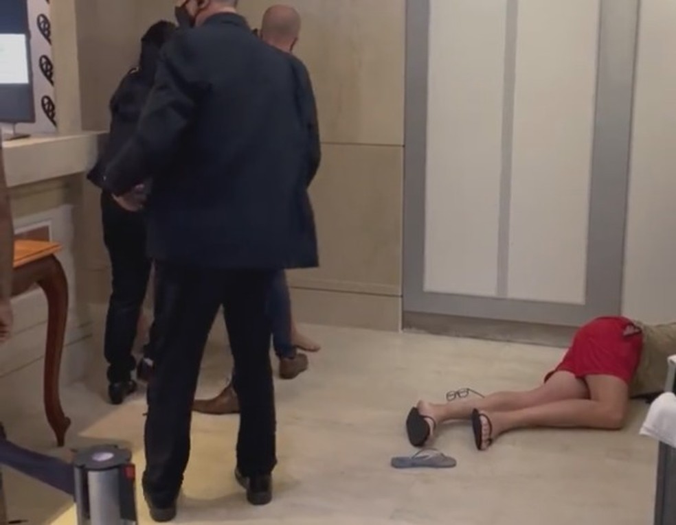 Homem toma soco no rosto e cai no chão em hotel de luxo do Rio — Foto: Reprodução