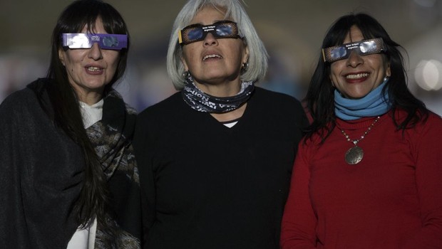 Mulheres observam o eclipse solar total na cidade de Bella Vista, San Juan, Argentina (Foto: Stringer/Anadolu Agency/Getty Images)