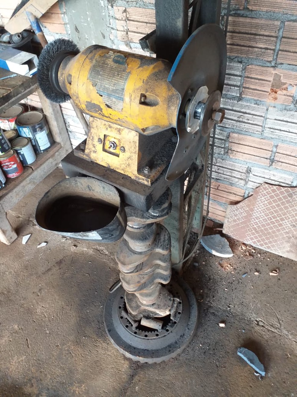 Equipamento que estava sendo utilizado pelo mecânico no momento do acidente — Foto: Corpo de Bombeiros de Alta Floresta
