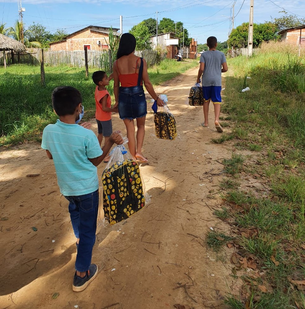 Projeto solidário de Rio Branco adotou 700 crianças e entregou material escolar em áreas carentes — Foto: Arquivo/Projeto Olhar Diferente