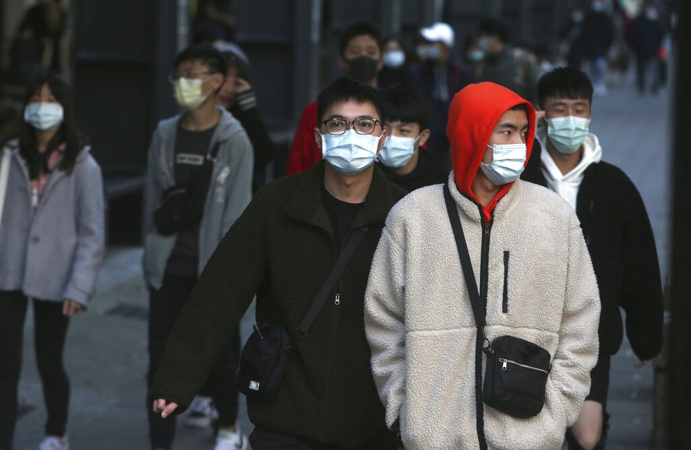 Pessoas usam máscaras em um shopping de Taiwan, sexta-feira, 31 de janeiro de 2020 — Foto: Chiang Ying-ying/AP