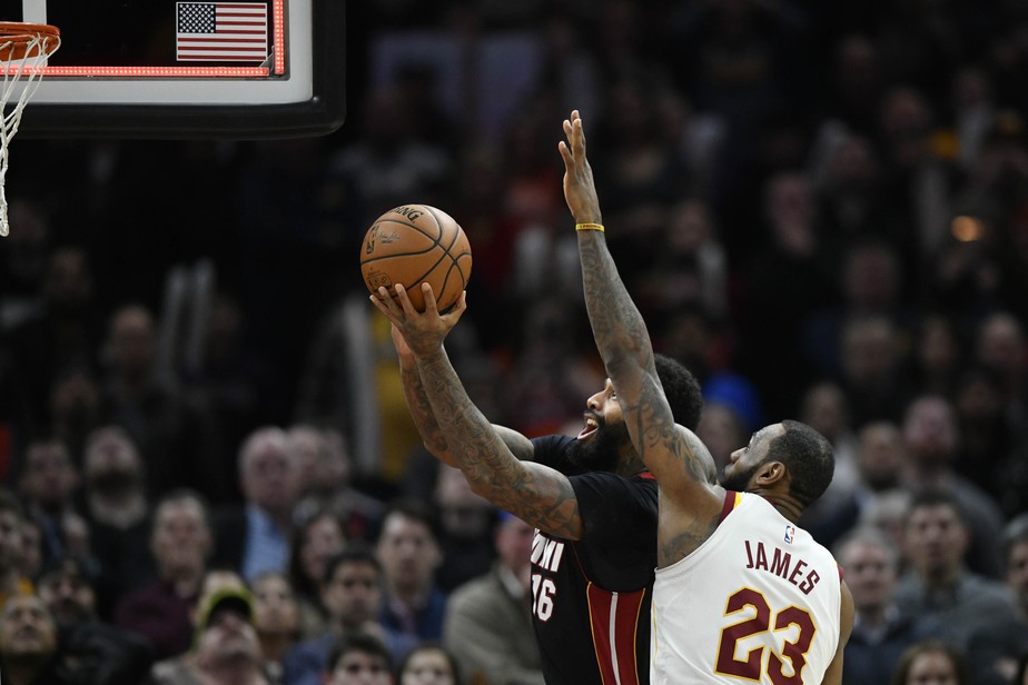 LeBron cresce no fim, Cavaliers seguram o Heat e se mantêm em terceiro no Leste