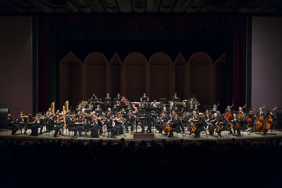 O maestro inglês da Filarmônica de Goiás, Neil Thomson, é o convidado para a próxima apresentação da Orquestra Sinfônica do Paraná. — Foto: Divulgação.