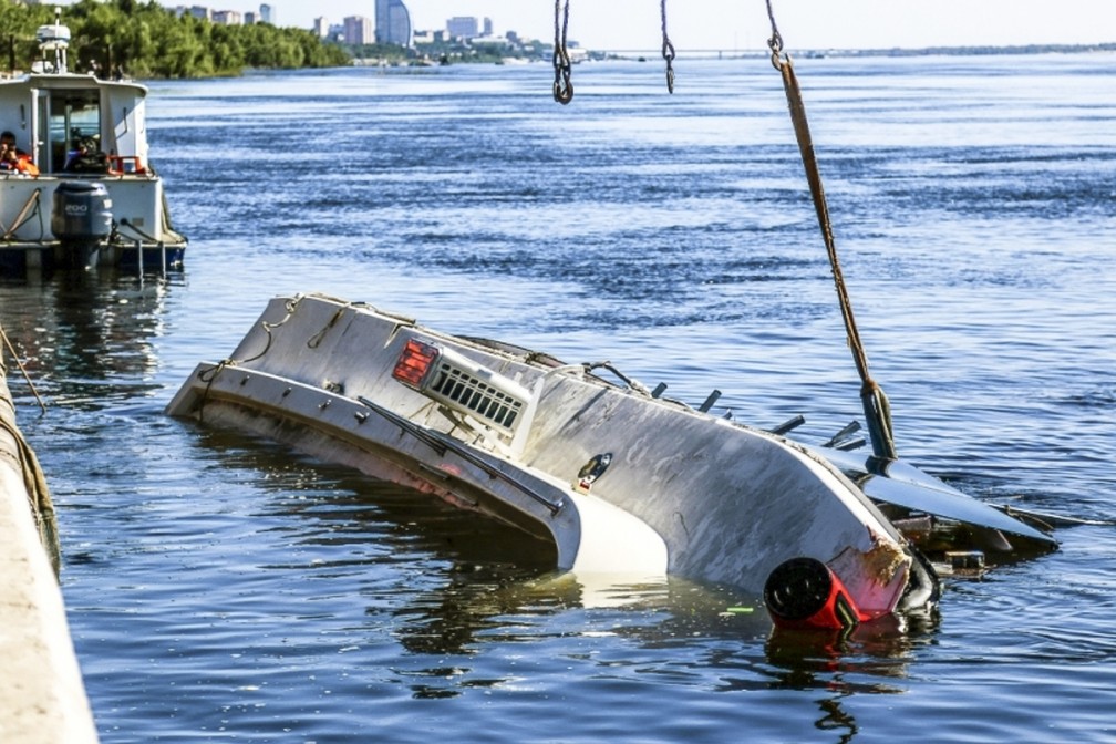 Barco afundou apÃ³s colidir com outra embarcaÃ§Ã£o no rio Volga, na RÃºssia (Foto: Russian Ministry for Emergency Situations via AP)