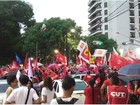 Manifestantes se reúnem em praça contra o impeachment de Dilma