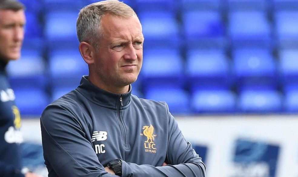 Neil Critchley, técnico do Liverpool sub-23, deve comandar a equipe contra o Aston Villa, pela Copa da Liga Inglesa, um dia antes da estreia no Mundial de Clubes — Foto: Divulgação/Liverpool
