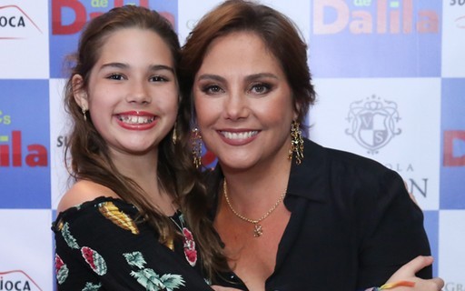 Tal mãe, tal filha: Heloísa Périssé posa com caçula em festa no Rio