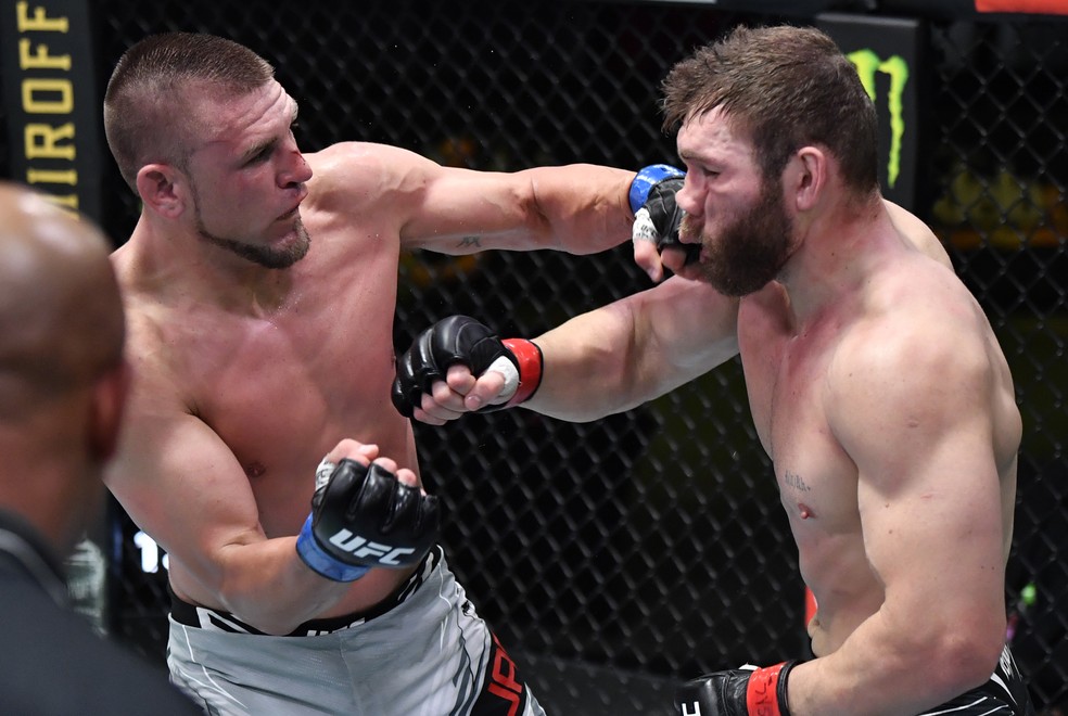 Dustin Jacoby golpeia Ion Cutelaba no UFC Reyes x Prochazka — Foto: Getty Images