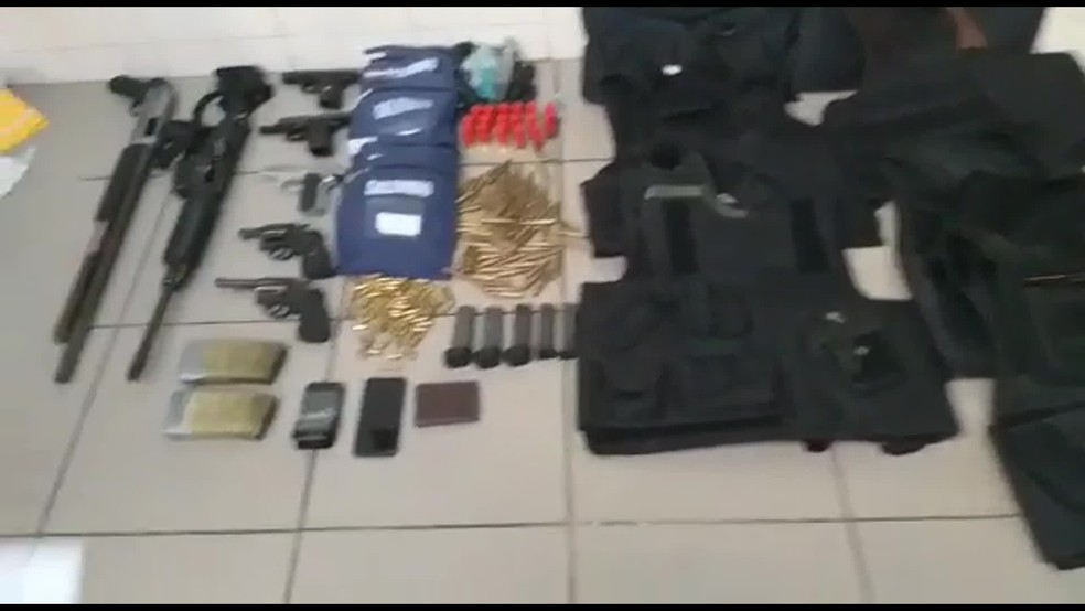 Armas e coletes balÃ­sticos foram aprendidos apÃ³s assalto ao ItaÃº do Janga, em Pauloista, no Grande Recife â€” Foto: ReproduÃ§Ã£o/WhatsApp 