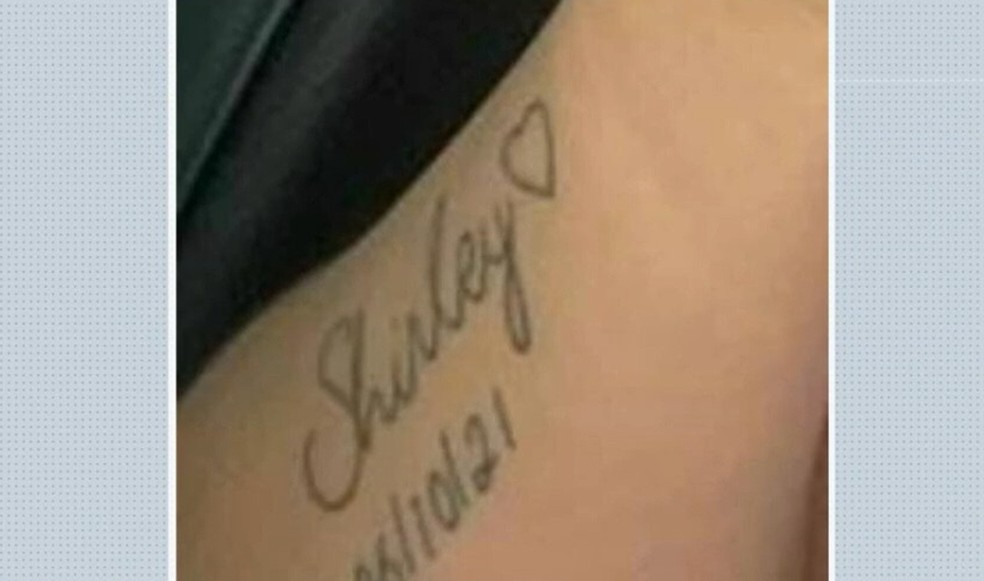 foto publicada em uma rede social mostra que Maqueila tem o nome de Shirley tatuado — Foto: Reprodução/TV Bahia