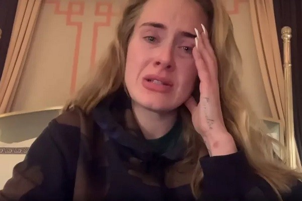 Adele chorou ao anunciar adiamento de shows (Foto: Instagram)