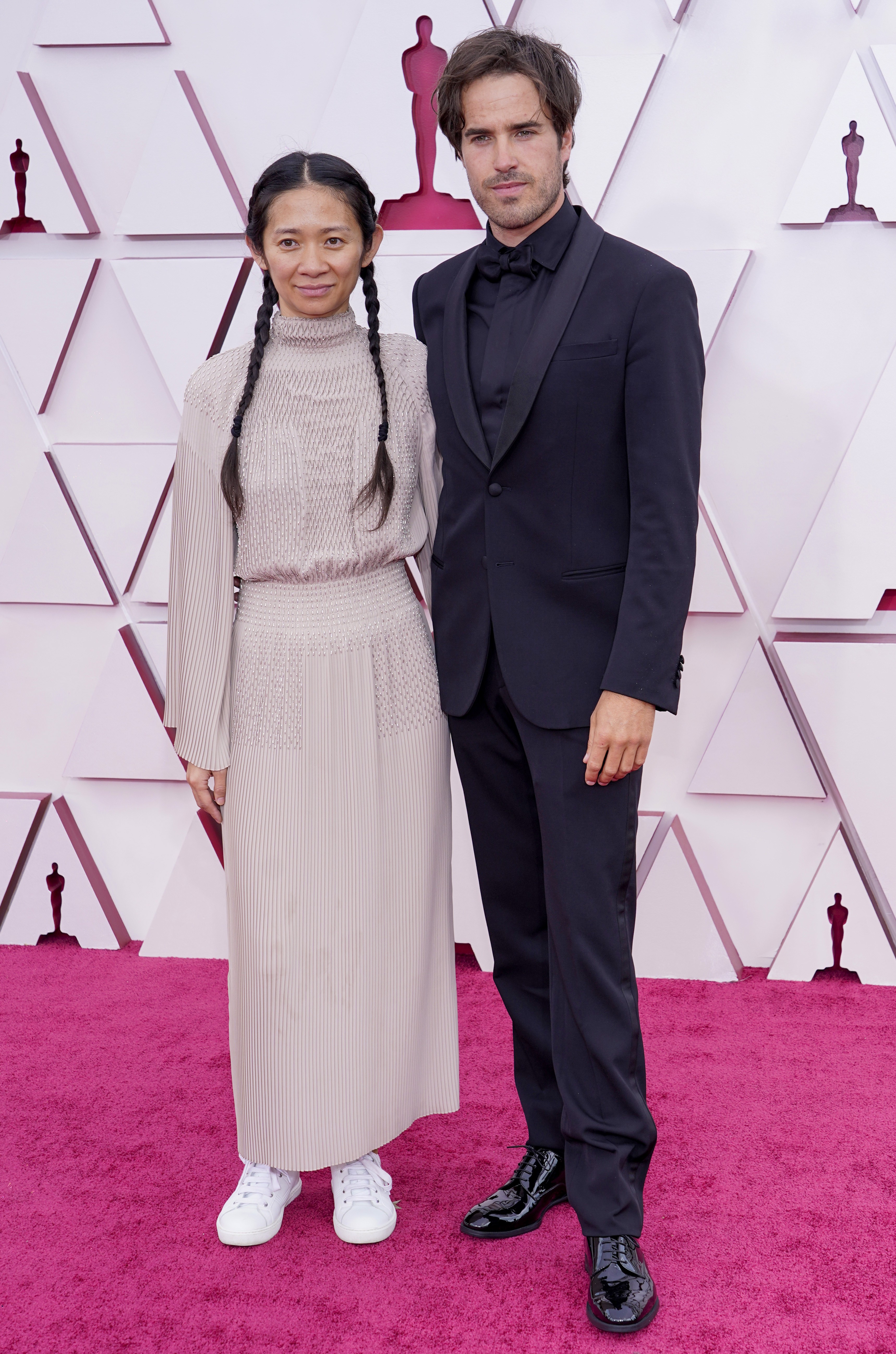 LOS ANGELES, CALIFORNIA – APRIL 25: (L-R) Chloe Zhao and Joshua James Richards attend the 93rd Annual Academy Awards at Union Station on April 25, 2021 in Los Angeles, California. (Photo by Chris Pizzelo-Pool/Getty Images) (Foto: Getty Images)