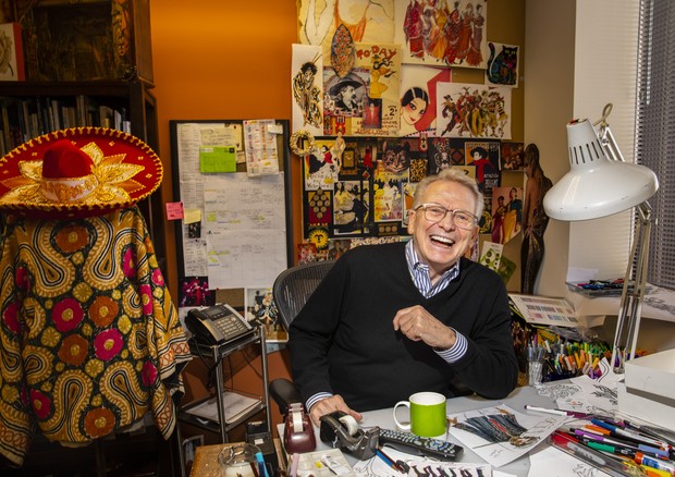 LOS ANGELES, CA - MAY 17: Renowned costume and fashion designer and nine-time Emmy winner, Bob Mackie, is photographed in his Los Angeles, CA, office, May 17, 2019. In addition to a 2019 Tony nomination for his work on "The Cher Show" musical, Mackie is s (Foto: LA Times via Getty Images)