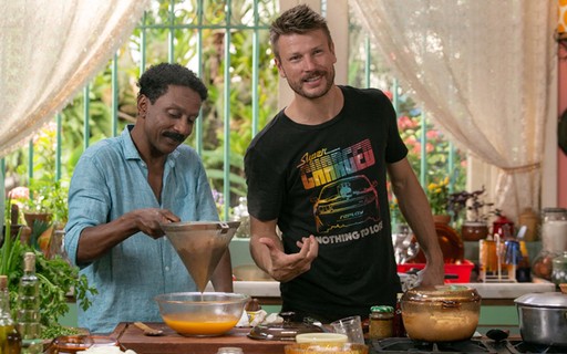 Rodrigo Hilbert cozinha com Luis Miranda em programa de TV