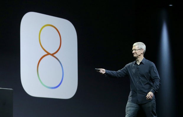 Tim Cook, presidente da Apple, apresenta o novo sistema operacional móvel iOS 8 (Foto: AP)