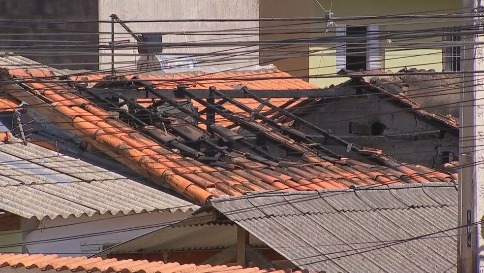 Polícia investiga se marido ateou fogo em casa com mulher e duas crianças em Sorocaba (SP) — Foto: TV TEM/Reprodução