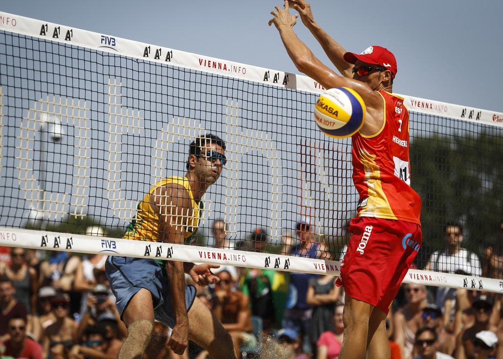 Pedro Solberg ataca marcado por Pablo Herrera (Foto: Divulgação/FIVB)
