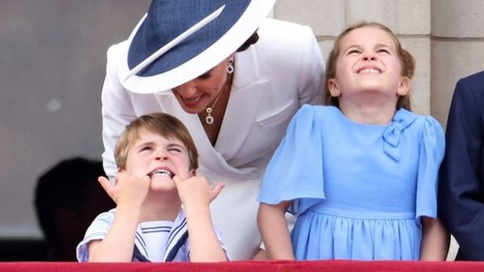 Príncipe Louis participará das celebrações oficiais de Natal com a realeza pela primeira vez