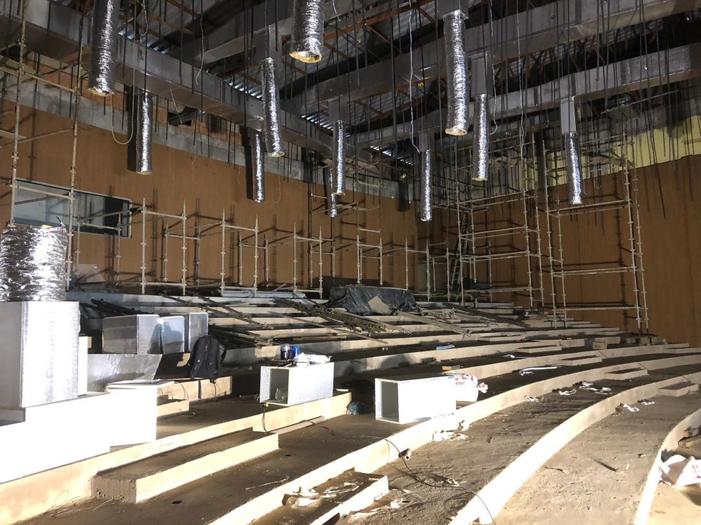 Assentos já estão no prédio e devem ser implantados nos próximos dias.  — Foto: Jeferson Carlos/G1